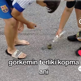 Sokakta terliksiz çocuk